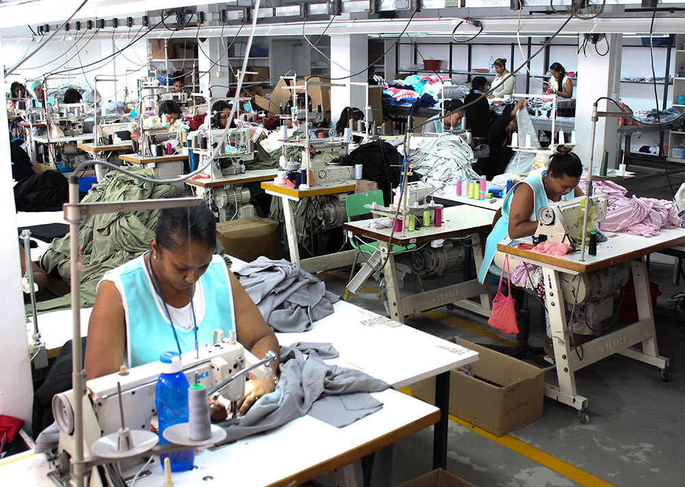 Waveline est une usine textile située à l'île Maurice fondée en 1989 par une modéliste passionnée qui souhaitait exprimer sa créativité et créer des produits pouvant répondre aux besoins spécifiques du marché Mauricien.